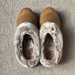 Bobs Sketchers Memory Foam Tan Faux Fur Lined Slippers- Size 9.5